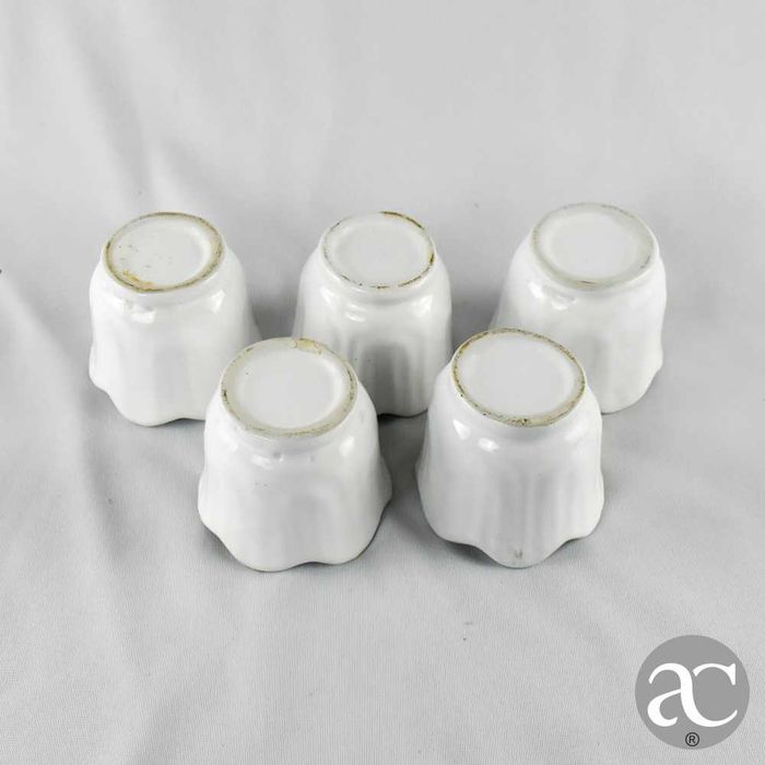 Conjunto de 5 pequenos vasos em cerâmica branca