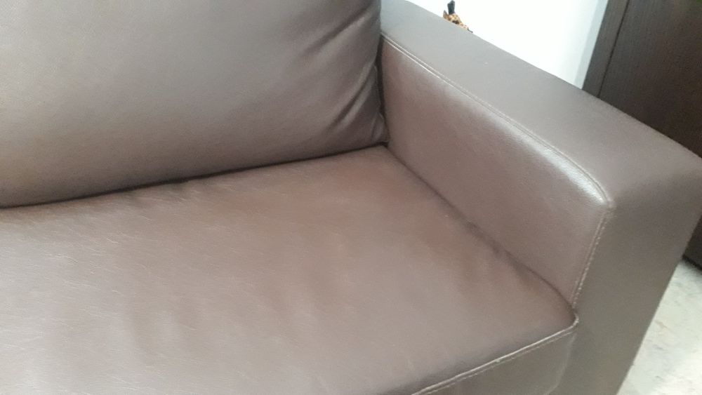 Sofá de 2 lugares em pele sintética