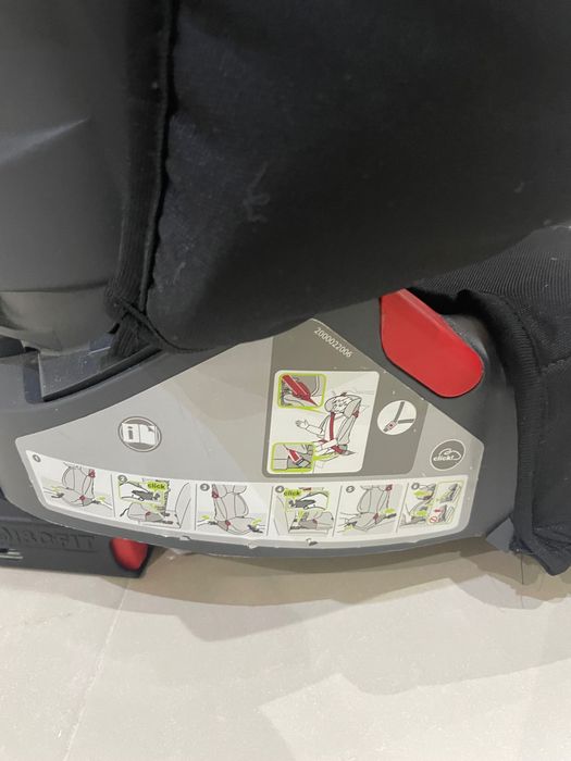 A cadeira auto da imagem é o modelo Britax Römer Discovery SL, pertencente ao grupo 2/3, concebida para crianças dos 15 aos 36 kg
