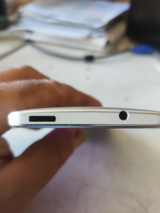 Продам смартфон  HTC