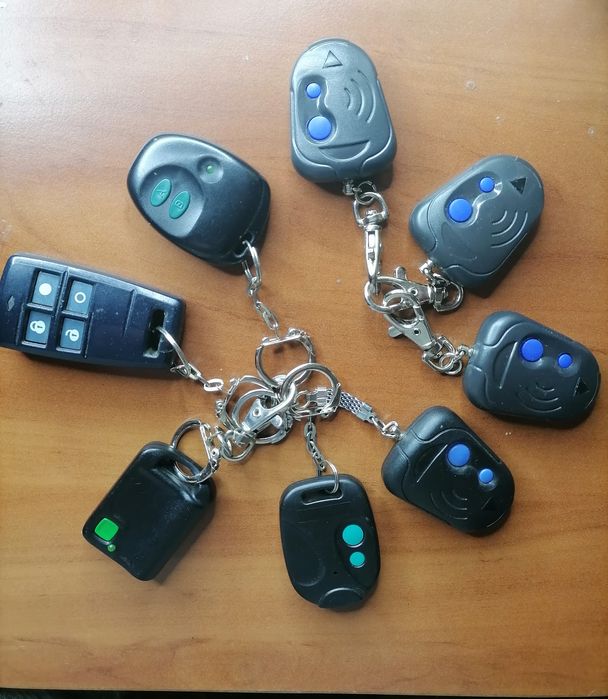 Продам пульты разные