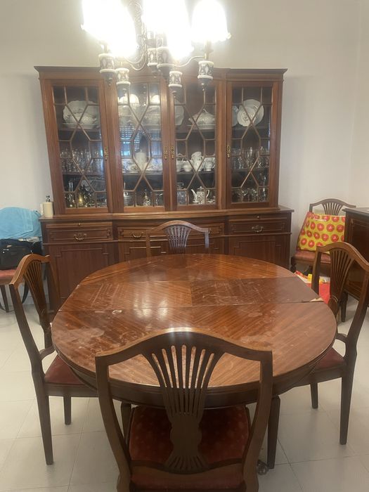 Mesa com 6 cadeiras