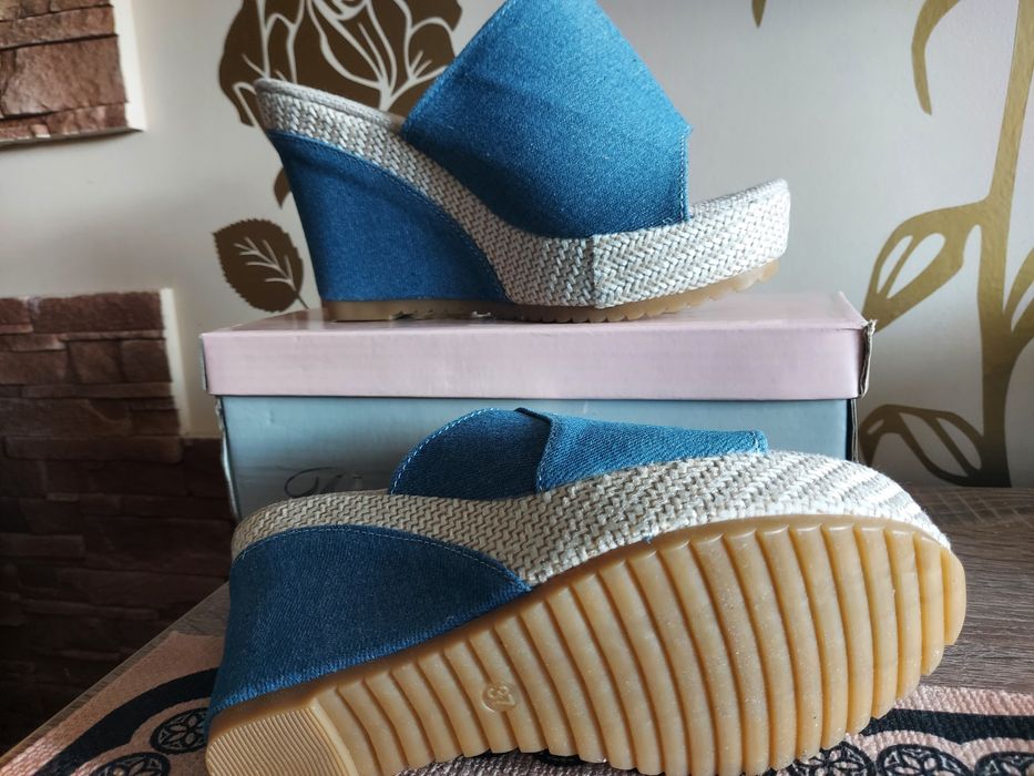 Klapki na koturnie jeansowe