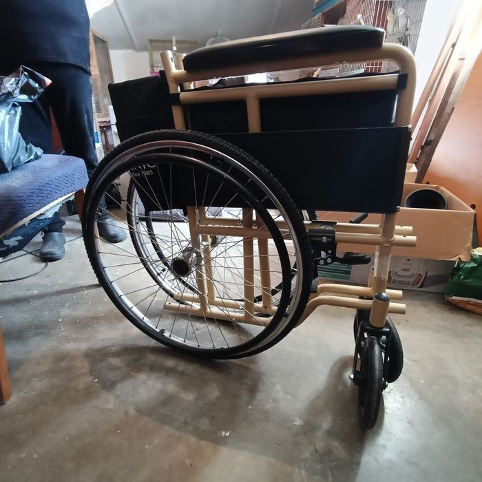 Vendo cadeira de rodas nova