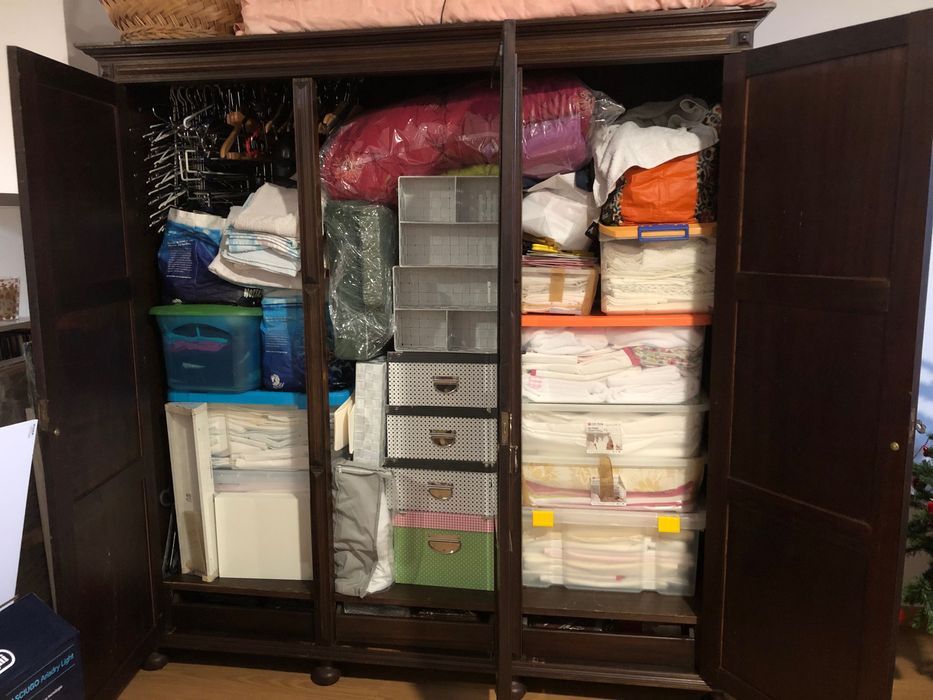 Roupeiro/ Guarda-fatos vintage com talha rica e muita arrumação