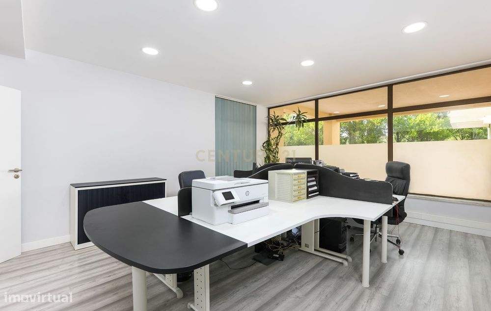 Lumiar | Remodeled Shop with Parking | Commerce, Services or Housing
