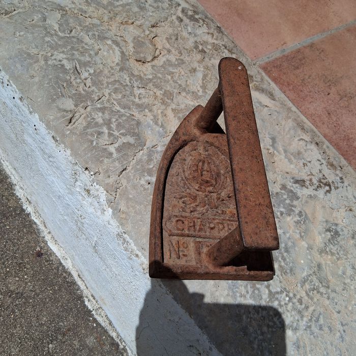 Ferro de engomar antigo,  de coleção