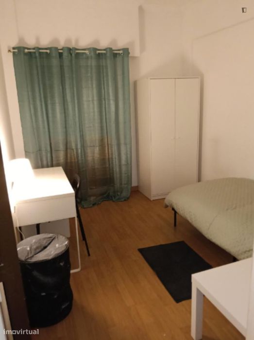 Quarto - localizado em Linda-a-Velha Lisbon