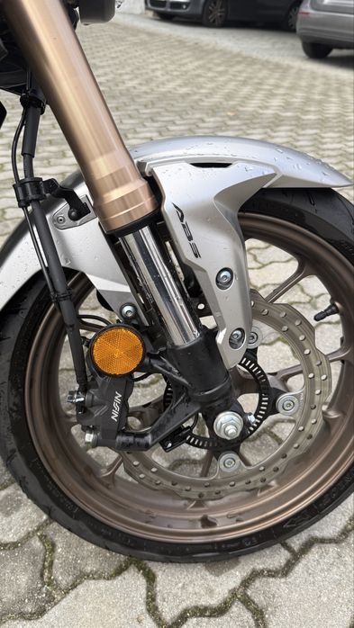 Honda cb125r prateada/dourada 2024