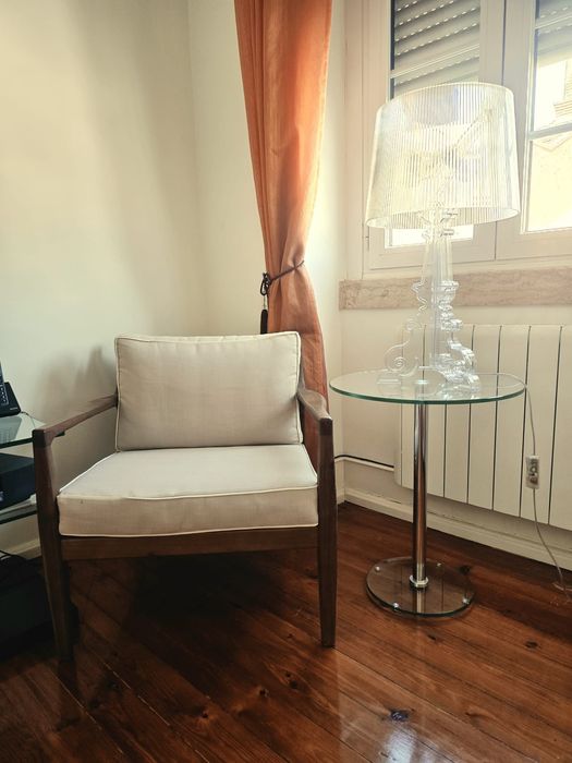 Poltrona, mesa de canto e candeeiro impecáveis!
