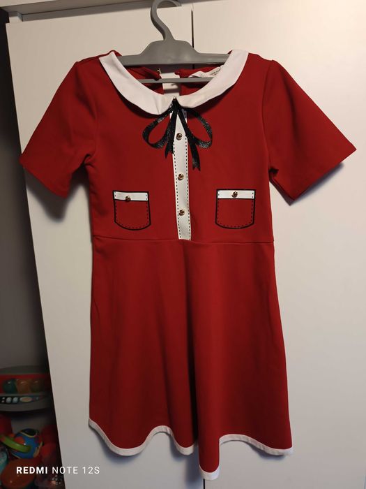 Świąteczna sukienka czerwona z białym kołnierzykiem 122/128 marki H&M