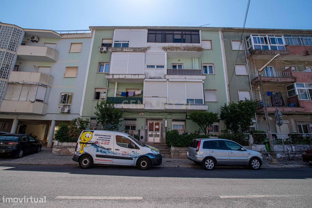 Oportunidade de Investimento | Apartamento T3 convertido em T2 | Oliva
