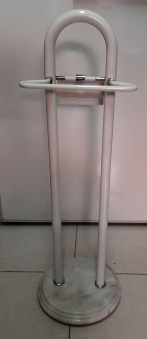 Toalheiro e suporte de papel wc.