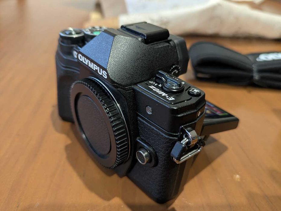 Máquina Olympus OM-D E-M10 III ("c/nova") 6 mil disparos