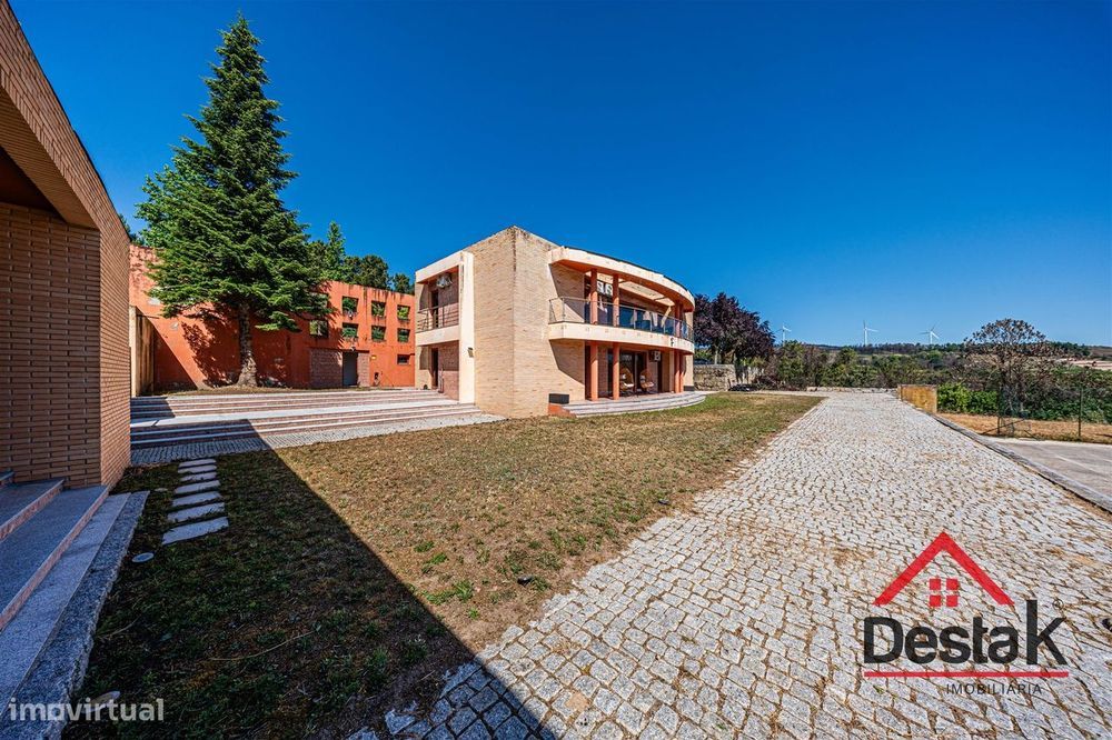 Moradia Isolada V4 com Piscina Aquecida e Campo de Futebol