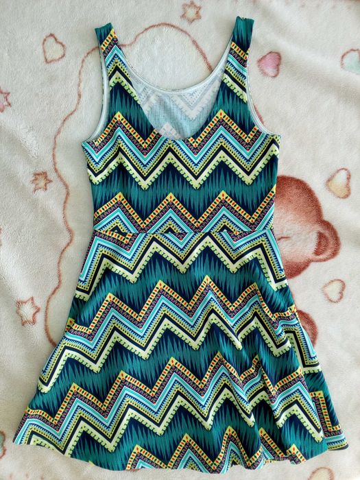 Zielona kolorowa sukienka H&M 38 w zygzaki geometryczne wzory jak nowa