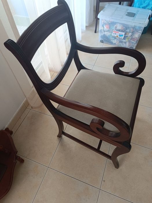Mesa mogno com 8 cadeiras