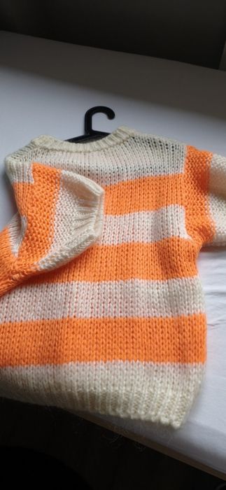 Sweter damski w paski.