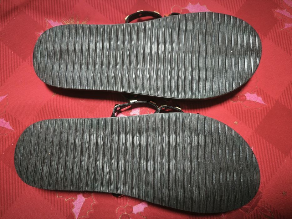 Sandálias elegantes com tachas douradas 42