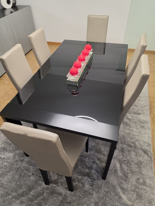 Conjunto mesa com 8 cadeiras