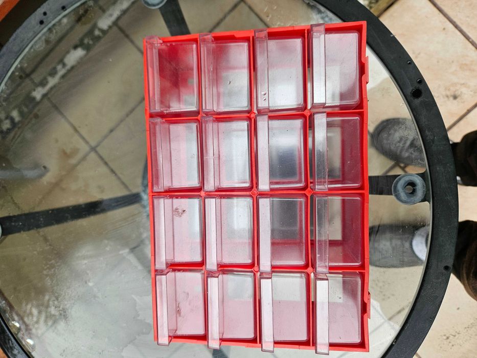 Regał z szufladkami