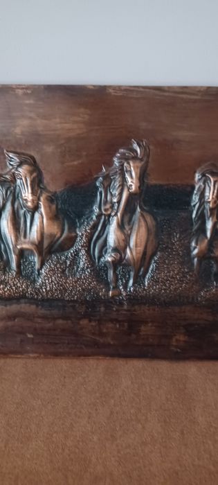 Miedziany obraz sygnowany ,konie.