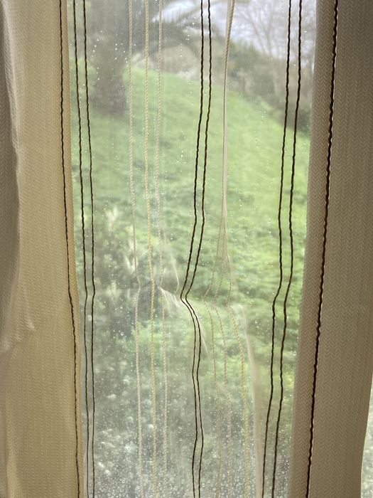 Dois cortinados  tons de amarelo
