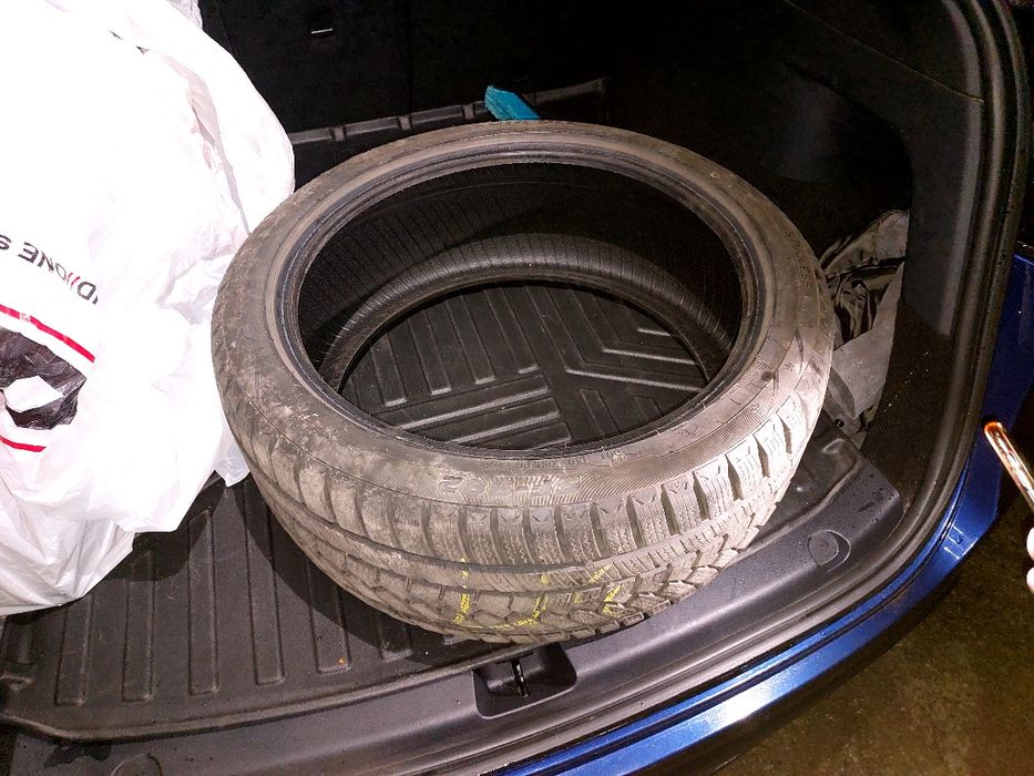 Резина 245 40 r19. Зима. Есть комплект.