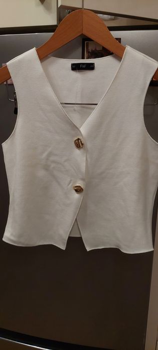Biała kamizelka z ozdobnymi guzikami