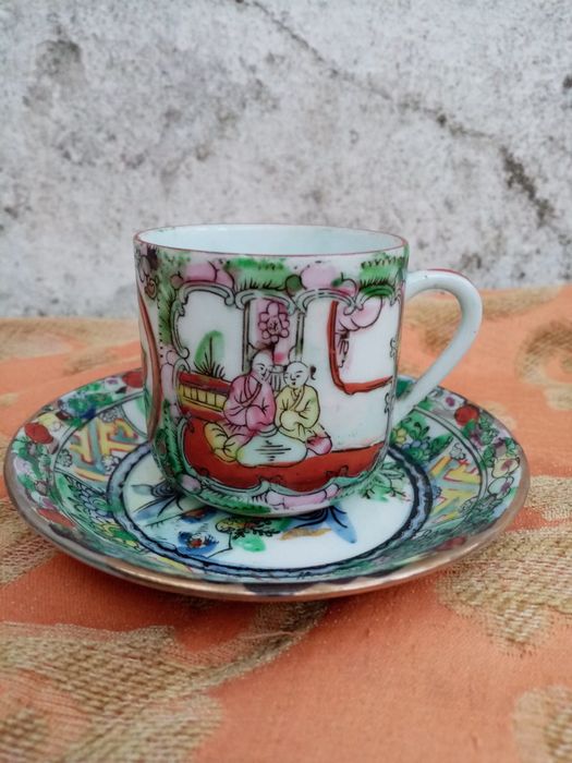 Conjunto Chávena e Pires de porcelana, fabricado em Macau