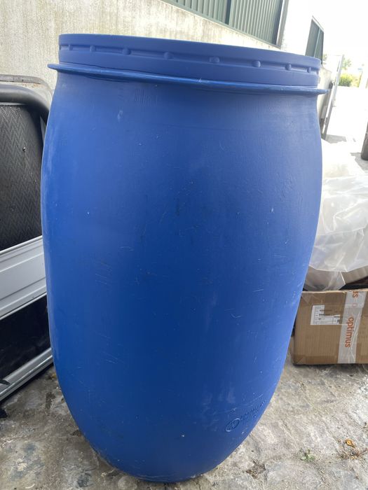 2 potes de azeite de diferentes quantidades