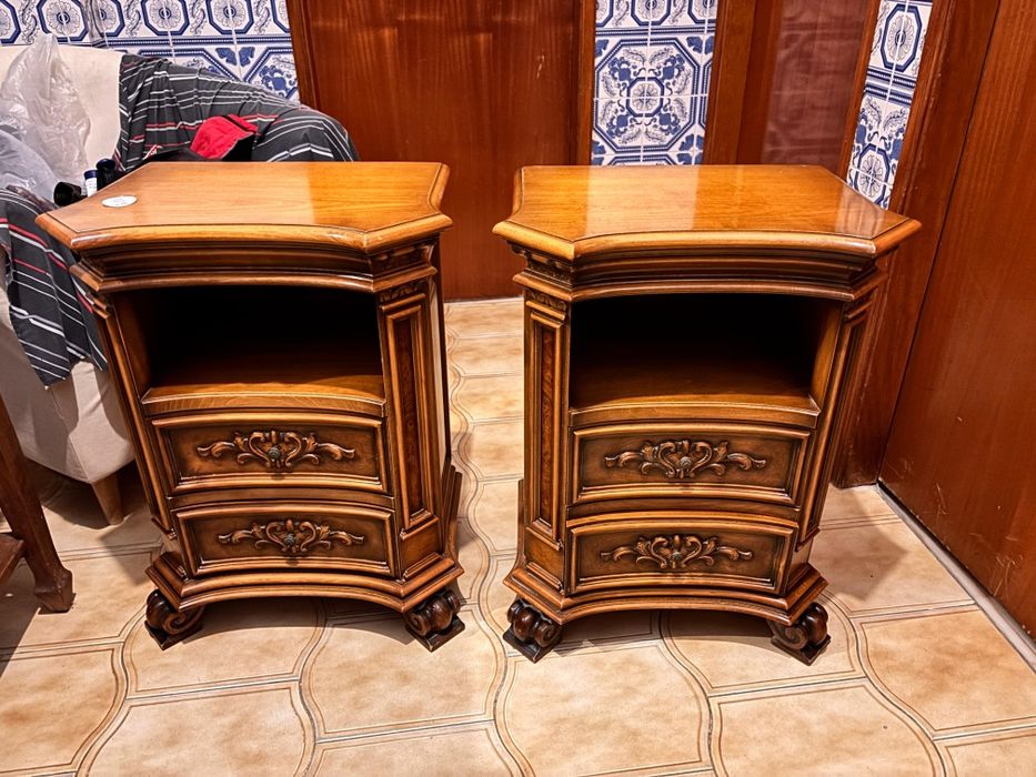 2 mesas de cabeceira em madeira