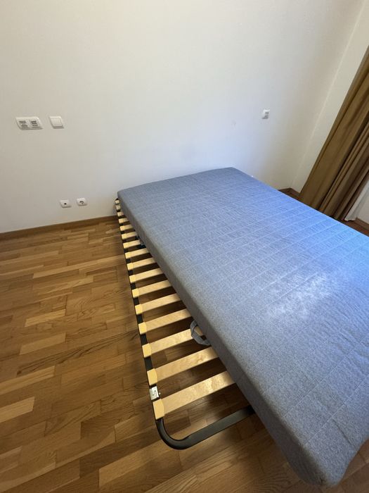 Cama com estrado e colchao