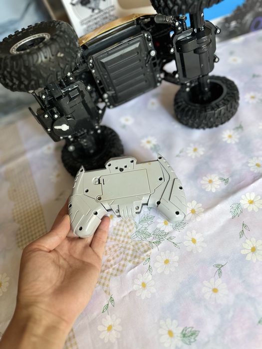 Металева машинка на пульті