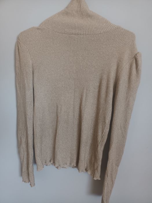 Beżowy golf z bufkami