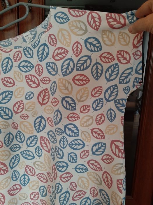 Letnia bluzeczka z rozporkami na bokach.