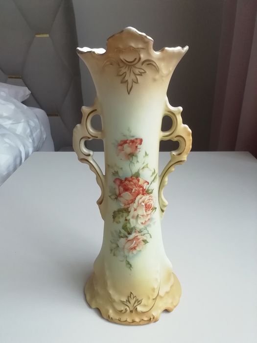 Wazonik secesyjnym porcelana biskwitowa