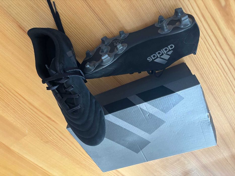 Korki Adidas do gry na murawie