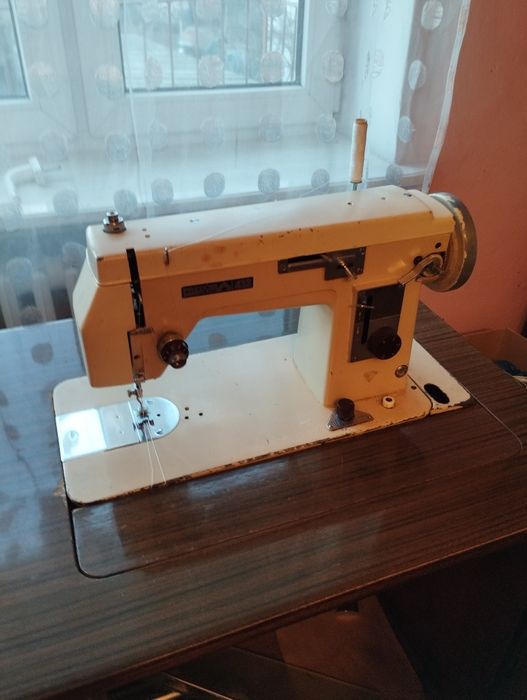 Maszyna do szycia łucznik lata 70 .