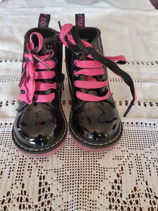 Botas pretas e rosa