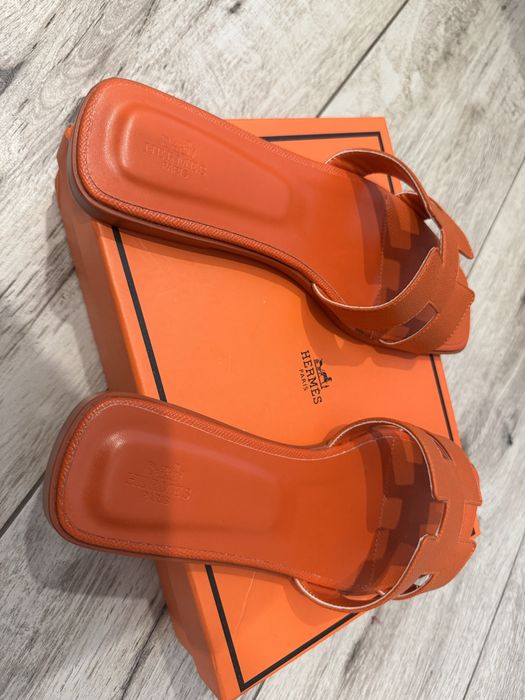Помаранчеві шльопанці Hermes