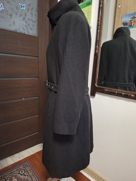 Czarny elegancki płaszcz damski.