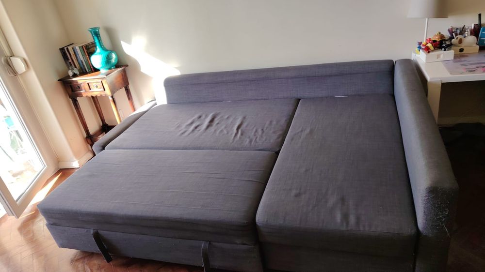 Sofá cama ikea, com algumas marcas de uso, bem estimado, só precisa de uma limpeza