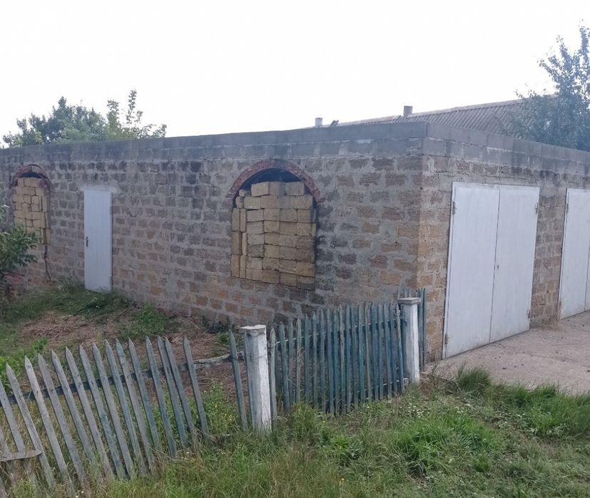 Продаю  будинок  недобудову