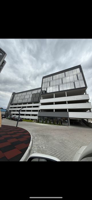 Простора 3-кімнатна квартира в Resident Hall