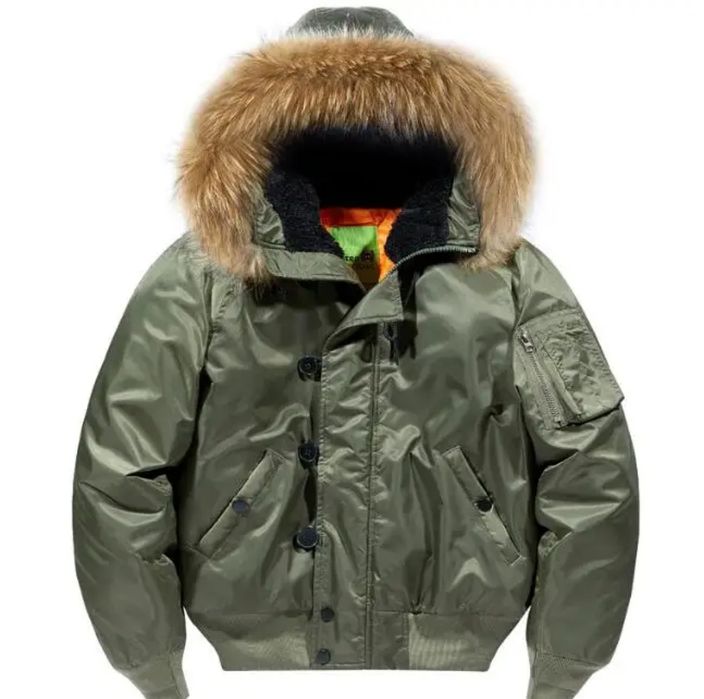 Куртка Аляска с капюшоном и натуральным мехом на капюшоне.