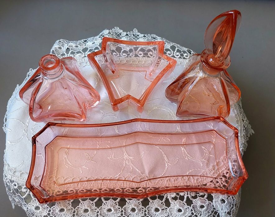 Art Deco zestaw toaletkowy z różowego szkła.