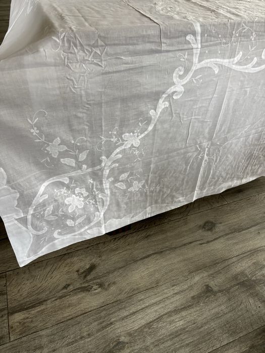Toalha de mesa grande em voile de algodão com bordado manual