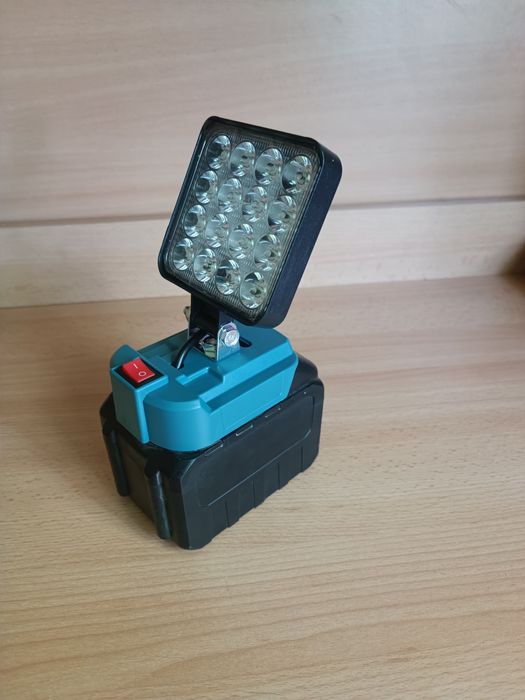 Аккумуляторный светодиодный прожектор Makita.