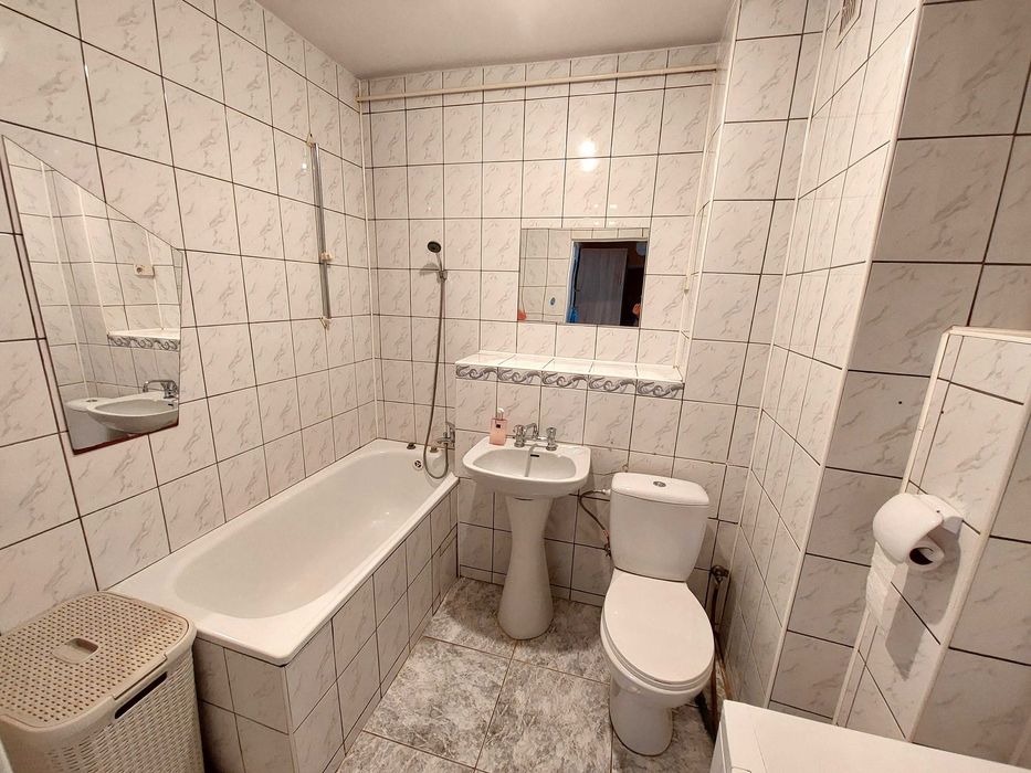 2 pokojowe mieszkanie 47 m2 w świetnej lokalizacji w centrum Elbląga. Duży salon, balkon, oddzielna kuchnia, winda, miejsce parkingowe przy budynku